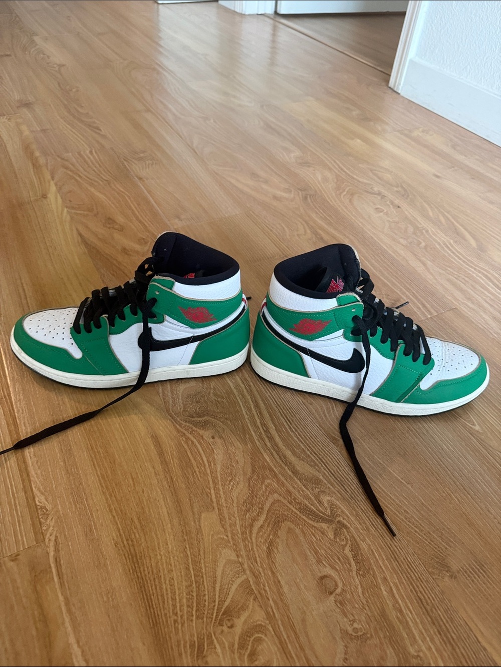 Women’s 2020 Air Jordan 1 Retro High OG ‘Lucky Green’ Size 8.5 - Picture 3 of 6